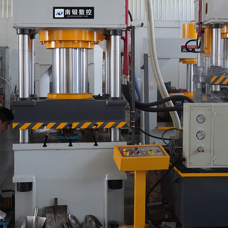 小鐵锨成型油壓機(jī) 315噸三梁四柱油壓機(jī)廠家試機(jī)