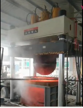 800噸空心鋼球熱壓成型液壓機客戶使用現(xiàn)場視頻
